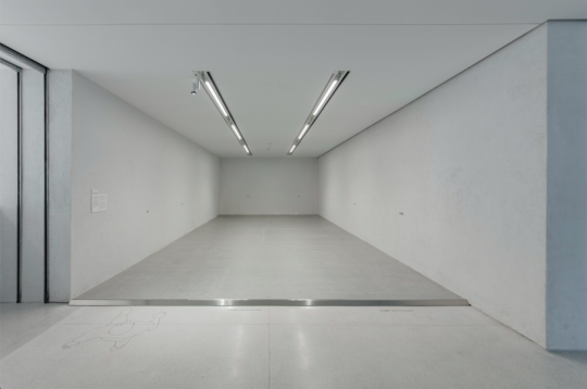 张永和，《5×11 米生活》，2021 ，高精度写真裱地贴 膜，500 × 1100 cm。图片由 UCCA 尤伦斯当代艺术中心提供。

 
