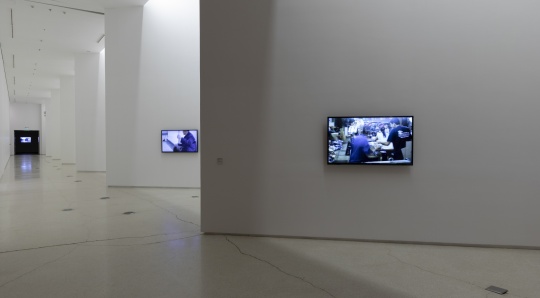 哈伦·法罗基和安捷·伊曼 《一镜中的劳作》 多屏录像装置 2011至今
