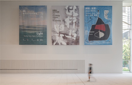 浦东美术馆开馆三大展览海报，2021，顾剑亨摄，蔡工作室提供
