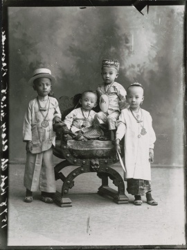G.R. 兰伯特公司 《海峡华人儿童的照相馆肖像》玻璃底片印刷品 1910（图片由新加坡国家博物馆、国家文物局提供）
