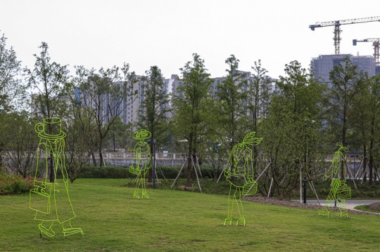 刘毅《春语者》 H200-230cm 钢筋 , 草，钢板，油漆 2014

