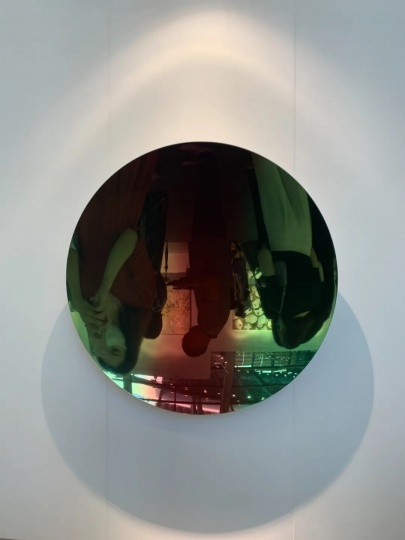 安尼施·卡普尔 《浅绿间红苹果混合之二》135×135×18cm 不锈钢涂漆 2018
