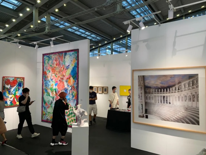 清影艺术空间展位现场，左：陈栋帆《悬而未决》，价格38万元，右：康迪达·赫弗的摄影作品，价格42万元
