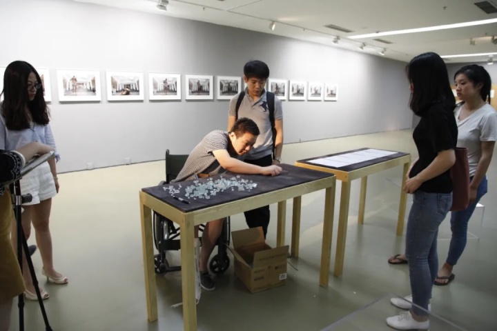 2016年在 “啊昌”个展布展现场 今日美术馆
