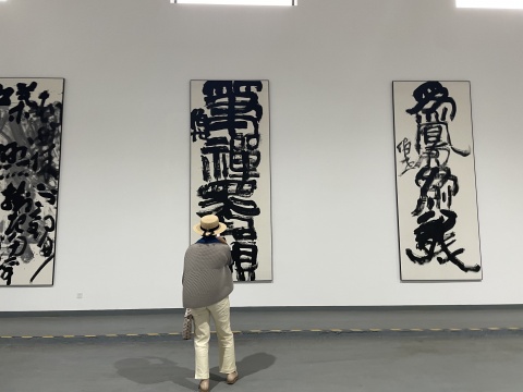 张伯世艺术展，探索中国艺术中线的三重作用