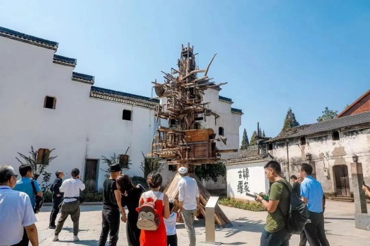 来桐庐山水艺术季参加开幕式的众位艺术人士参观艺术作品
