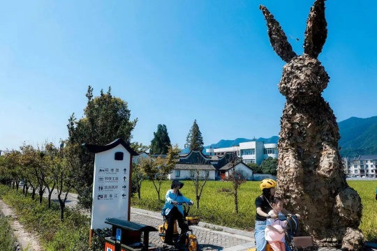 十大美院20件原创艺术作品落地梅蓉村，到桐庐赴一场艺术之约