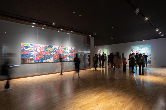 “花开富贵——梁缨作品展”开幕式，观众参观，龙美术馆（西岸馆），上海，2021，摄影：shaunley
