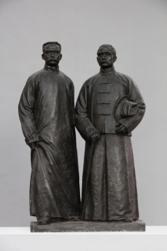 
潘绍棠，《先驱者——孙中山与李大钊》，铸铜，38×78×114cm，1984年，

广州美术学院美术馆收藏

