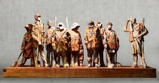 
吕学晶，《亮丽的风景线》，木雕，200×87×50m，2019年，

广东美术馆收藏

