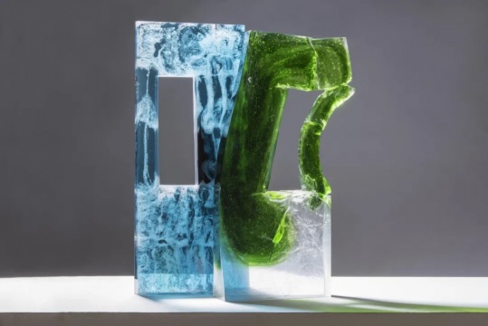 屈金，《海之交响》，玻璃，40×20×50cm，2021

