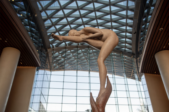 刘盛佳&nbsp;《蕊》 &nbsp;55x30x80cm&nbsp;青铜铸造 2021&nbsp;《蕊》将人体和植物进行形态上的结合，表现一种生长的状态，以人体姿态的张力来展现生命力量。