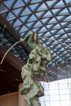 李嘉鑫&nbsp;《后羿》 35x35x80cm &nbsp;青铜铸造 &nbsp;2020&nbsp;
《后羿》描绘远古传说中后羿的形象，刻画后羿腾空跃起、张弓射日的瞬间，表现古代神话中人物的矫健力挺，神韵尤勇。
