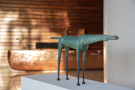 李嘉鑫&nbsp;《静夜》&nbsp;90x8x40cm &nbsp;青铜铸造 &nbsp;2021&nbsp;《静夜》，一匹静谧、空灵的马。借用最具有动感的马来表达内心的静，犹如“随风潜入夜，润物细无声”。