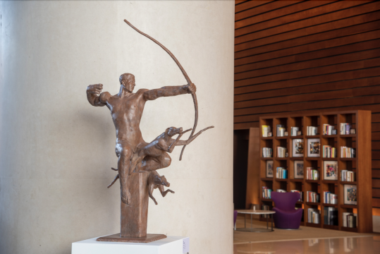 冯仕华&nbsp;《猎》&nbsp;82x68x120cm&nbsp;青铜铸造 &nbsp;2021&nbsp;
《猎》展现正在狩猎的情景，向前冲刺的猎犬强调转瞬即逝的动态瞬间，男人体态健美，神情自信坚定，满弓出箭。艺术家通过对打猎情景的塑造，表达坚强、自信的精神意志。
&nbsp;
