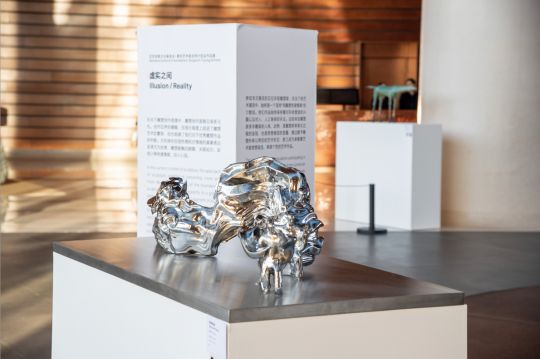 &nbsp;冯仕华&nbsp;《时间的轨迹》&nbsp;130x62x32cm&nbsp;不锈钢 &nbsp;2017&nbsp;
《时间的轨迹》参照太极拳“整体观”，以一组形体表现太极拳意，他尝试将太极拳中缓慢，轻柔的运动配合蓄发全身的内在力量，将刚柔并济的运动轨迹再现，展现在时间流逝中的运动过程。将时间、空间物化。

&nbsp;
