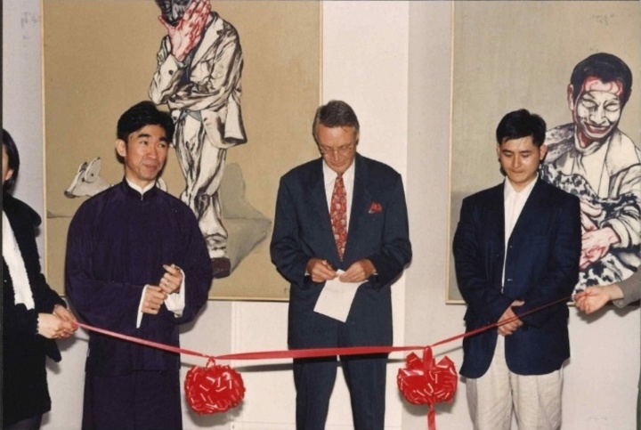 1995年曾梵志个展“假面”于香港汉雅轩开幕，左一为张颂仁，右一为曾梵志
