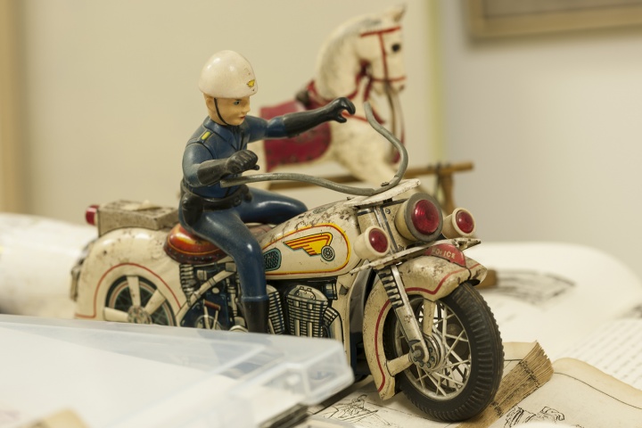 这个铁皮摩托车在王玉平的很多画里都出现过

