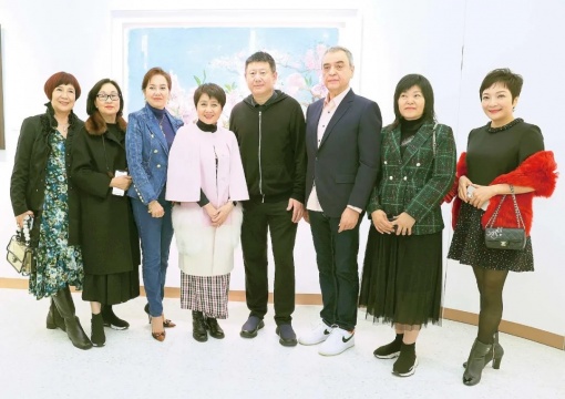 ​中国著名当代艺术家周春芽（右四）与到贺嘉宾合影
