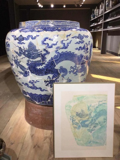 2017年，宿利群在景德镇的创作《宣德龙缸彩绘》。此缸为罗国新收藏，2018年捐赠给中国陶瓷博物馆
