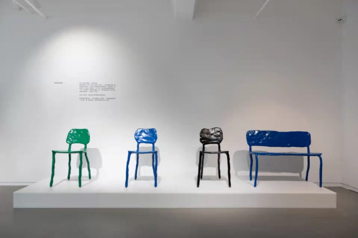  

 马腾·巴斯 《黏土餐椅》及《黏土长凳》作品 2006 First of All，展览现场
