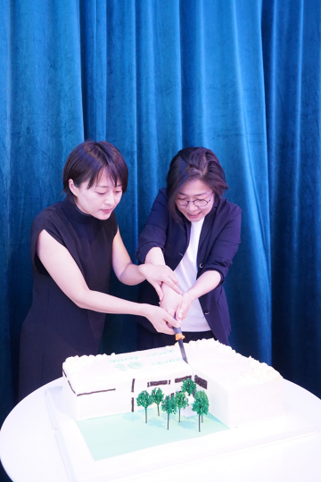 2019年，创始人田原（右）和总监张迪（左）在空白空间十周年晚宴
