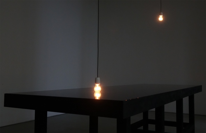 王功新《对话》300×100×89cm 桌子、铁容器、灯泡、马达、墨水 1995
