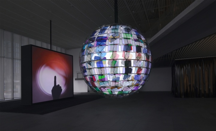 王郁洋《人造月2》直径400cm 偏光镜片、电机、液晶显示器、电脑 2020，和美术馆展览现场，摄影：刘相利
