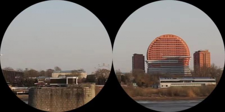 梁琛《阿莱夫No.1》80×80×140cm 双屏影像装置 2022
装置改装自一台曾经在中朝边境丹东鸭绿江断桥给游客窥视朝鲜的望远镜，观众在望远镜中看到的是一组双频影像，一组关于东亚、东北、边境、丹东以及作者个人史的时空景观。
