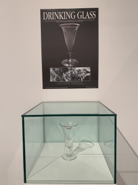王友身《女王杯》尺寸可变 玻璃、招贴 1997
