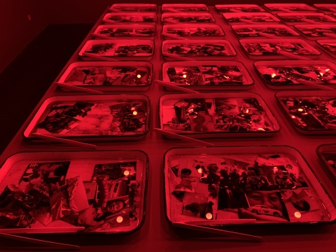 王友身《暗房·清洗》尺寸可变 照片、显影盘、红灯、线、夹子 1998-2022