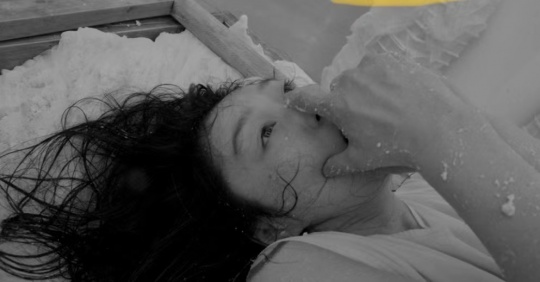 陈秋林《溺》（截图） 肢体实验、声音行为，肢体表演者：郑媛芫，声音行为艺术家：陈弘礼，2021
