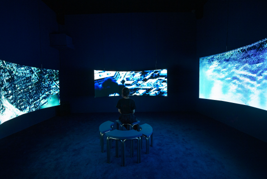 《莱昂纳多的潜水艇》Leonardo’s Submarine，黑特·史德耶尔Hito Steyerl，三面曲面屏，三声道视频（有声、色彩），空间环境，9分30秒，2019，©图片由艺术家黑特·史德耶尔，安德鲁·克雷普斯画廊（纽约）和施博尔画廊（柏林）提供-2
