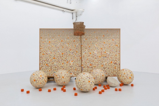 《雪月花合战（赤组·白组）》197x333.3 cm 布面丙烯，竹篮，塑料球，纸 1993
