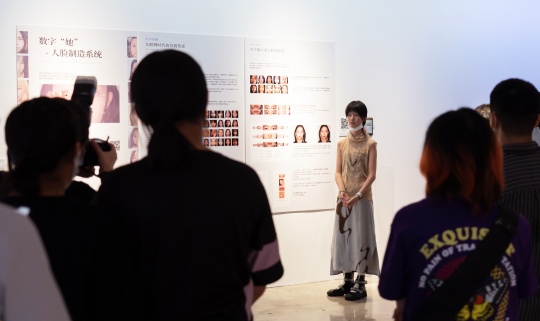 作者杨涵琪讲解作品《数字“她”-人脸制造系统》
