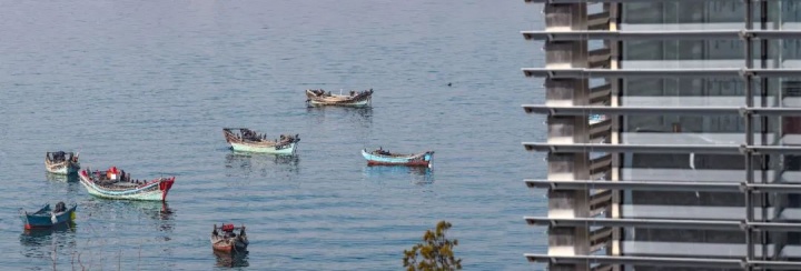 西海美术馆外的海面上，保留了几艘极其质朴的渔船，这是项目开始之前就已经存在的“诗意”
