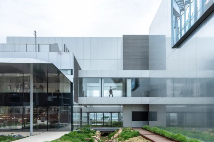 TAG·西海美术馆的12间展厅互相连通又相对独立，形态各异的展厅不是简单的物件拼接，努维尔将对艺术的理解扎根于一种延续性之中，在空间中进行构建
