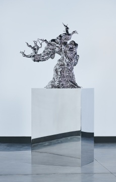 陈志光《树非木》系列1,118x70x218cm,不锈钢,2022