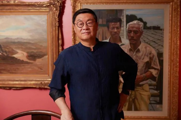 收藏家刘钢,背后是吴作人的《重庆大轰炸》(左)和刘小东的《父子情深》(右)
收藏家刘钢,背后是吴作人的《重庆大轰炸》(左)和刘小东的《父子情深》(右)