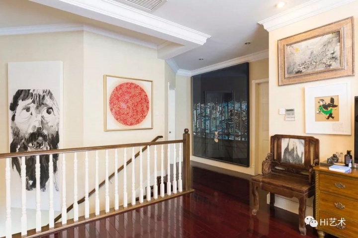 刘钢宅邸二楼楼梯口正对着的是艺术家陈飞作品《熊熊的野心》，左侧是李津2015年的水墨作品《不安》 摄影：董林
