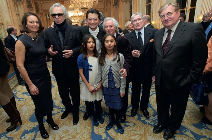 2012年，程昕东被法国文化部授予法国文学与艺术骑士勋章现场，右边第二位为让-雅克·德·弗勒斯伯爵
