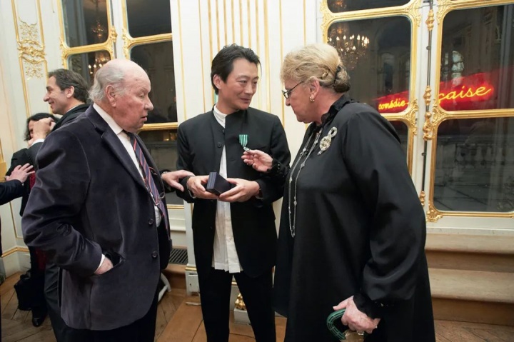 2012年，程昕东被法国文化部授予法国文学与艺术骑士勋章现场，右边第一位为德‧弗勒斯伯爵夫人
