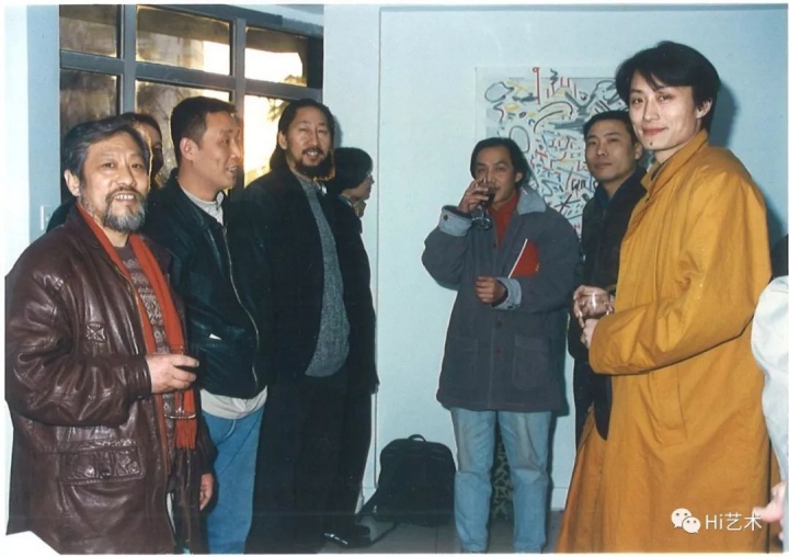1997年，与栗宪庭、顾德新、王广义、刘炜等朋友在中央美术学院画廊博纳法展览开幕现场
