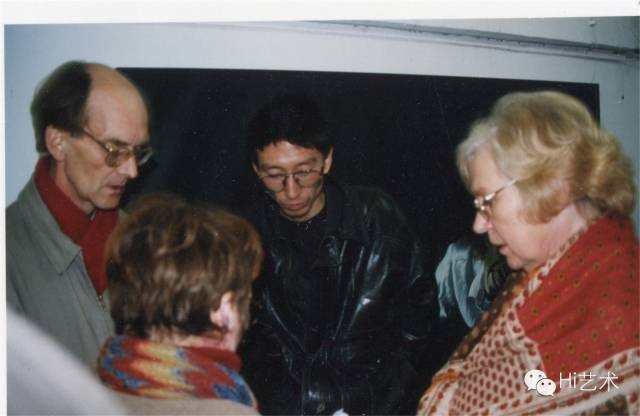 1996年3月，戴汉志和王兴伟在Cifa Gallery（中央美院画廊）东展厅，当时正在展出的是王兴伟个展“男性浪漫英雄史之尘”
