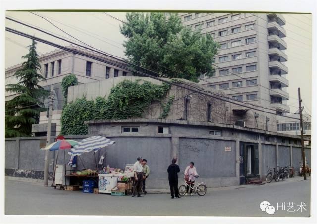 1996年，戴汉志创办的NAAC（新阿姆斯特丹艺术咨询公司）在北京王府井校尉胡同设立的cifa Gallery，即中央美院画廊东展厅，后面的建筑依次为中央美院画廊、陈列馆、宿舍楼
