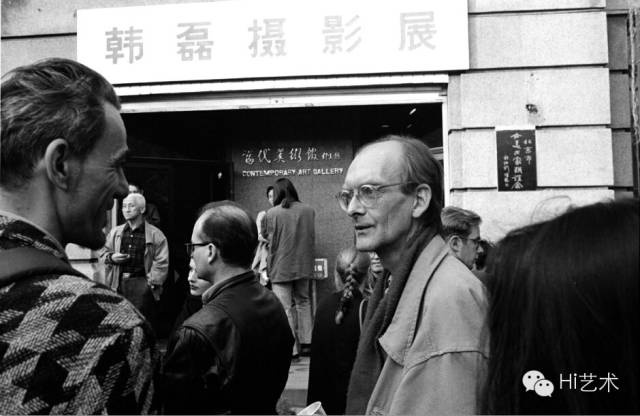 1995年11月5日戴汉志在北京当代美术馆展厅韩磊个人摄影展开幕式 摄影：荣荣
