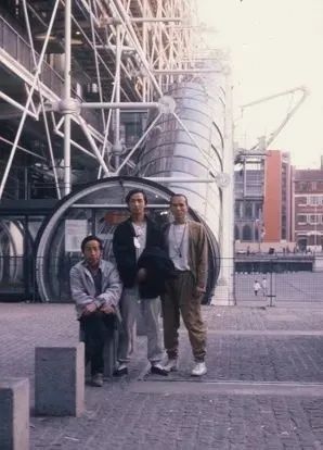 1989年，参加“大地魔术师”的中国艺术家黄永砯、顾德新、杨诘苍三人在巴黎蓬皮杜艺术中心前
