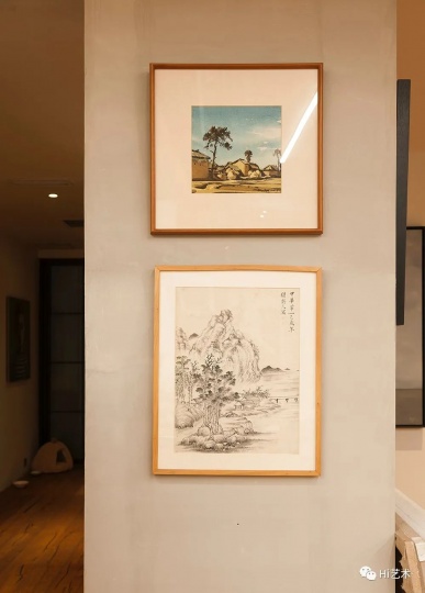 工作室墙上挂着两幅特别的画：

启蒙恩师林聆画于1948年的水彩画，

外公临摹的倪瓒的山水画。它们是张晓刚的“文脉”。

 
