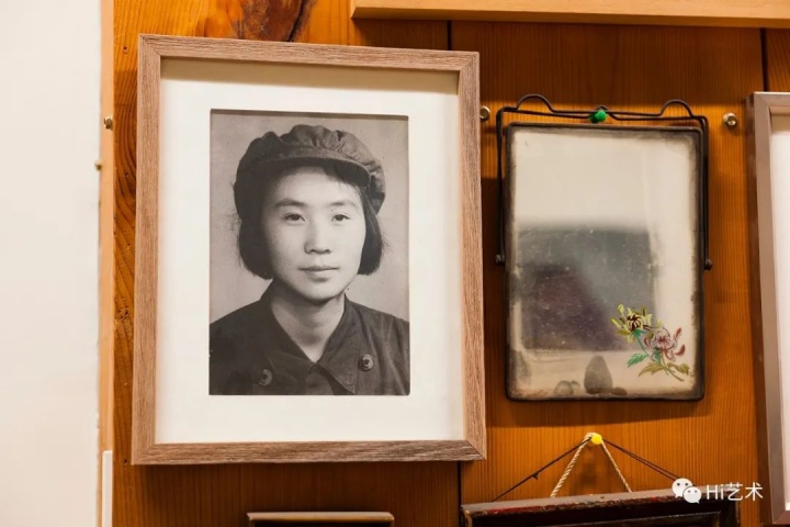 张晓刚母亲的照片，
也是始于1994年的“大家庭“系列绘画的气质来源
