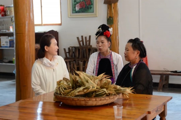 赵燕(左)走访贵州占里侗寨民间非遗传承人
赵燕(左)走访贵州占里侗寨民间非遗传承人